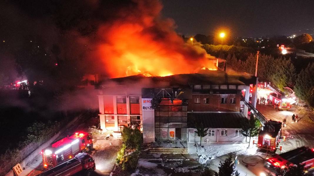 Sakarya’da kozmetik fabrikasında yangın 23